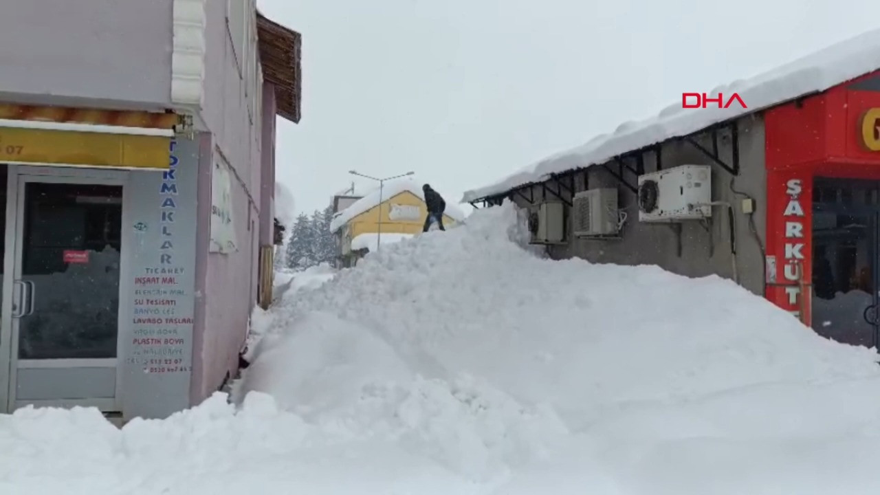 Tunceli'de kar 1,5 metreye ulaştı