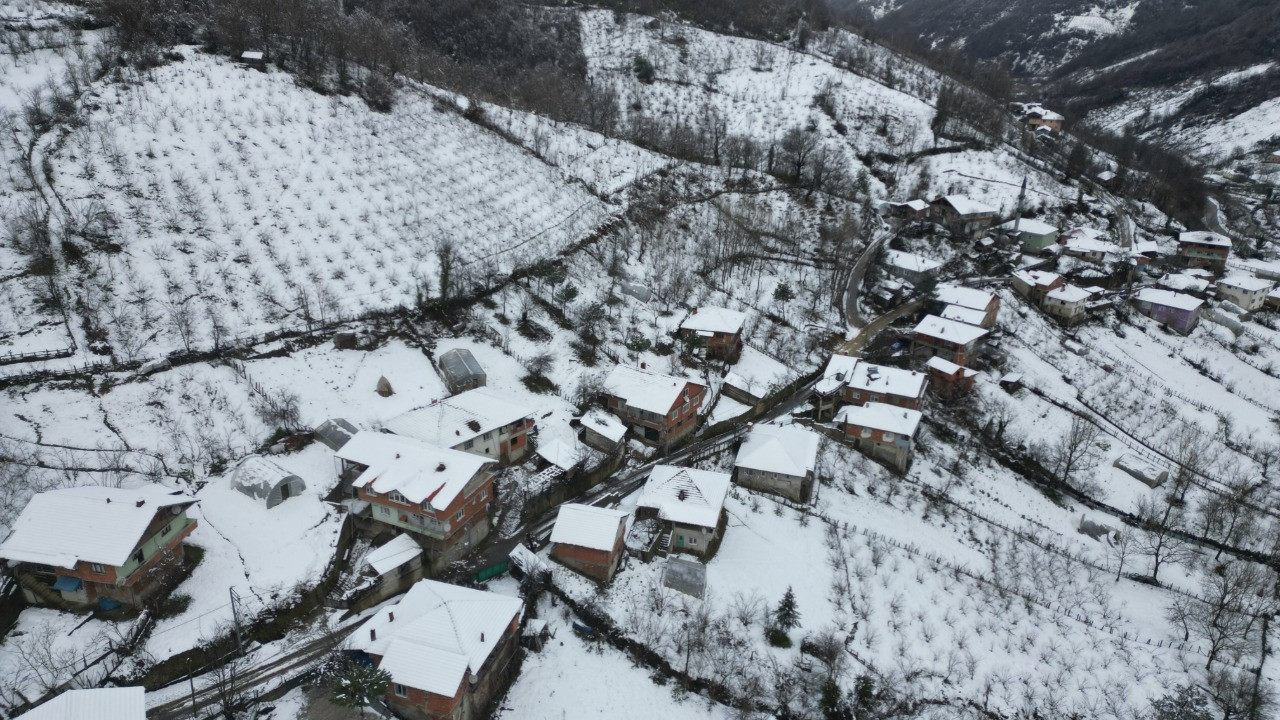 Eriyen kar suları heyelanı tetikledi: 16 evde hasar oluştu