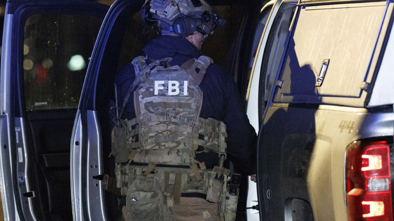 FBI, gazetecinin evini bastı