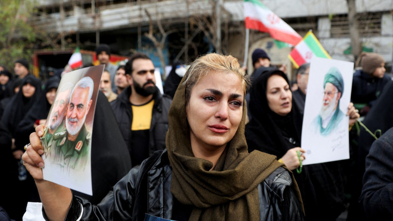 İran'da gösterilerde ölen güvenlik görevlileri için tören