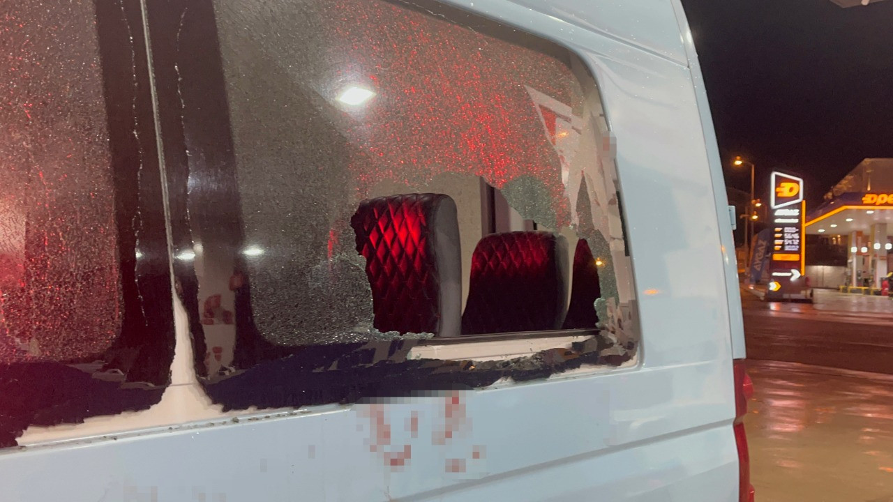 Öfke nöbeti geçirdi, cama kafa attı