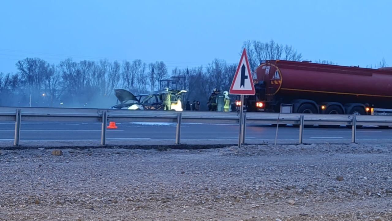 Seyir halindeki aracı alevler sardı