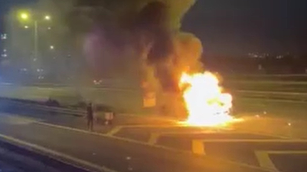 TEM'de seyir halindeki araç alev topuna döndü