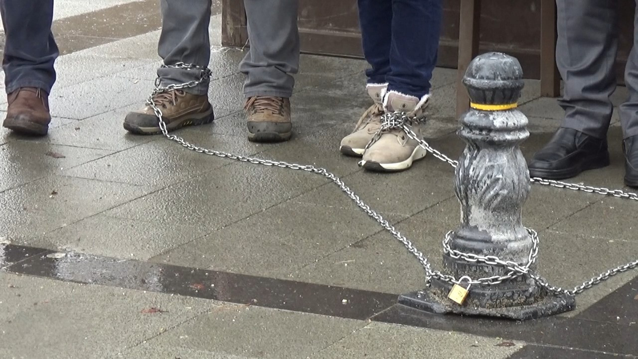 Emekliler kendilerini zincirledi: 'Modern köleliği yaşıyoruz'