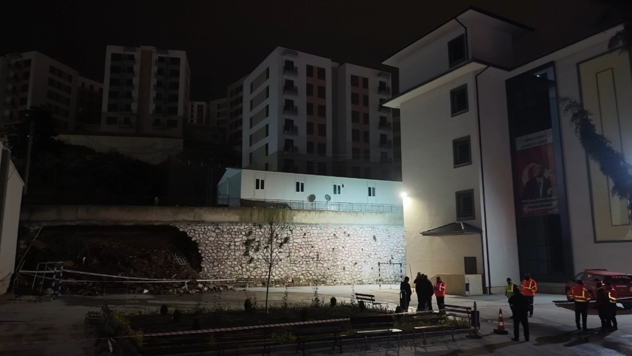 İstinat duvarının lise bahçesine çöktüğü anlar kamerada