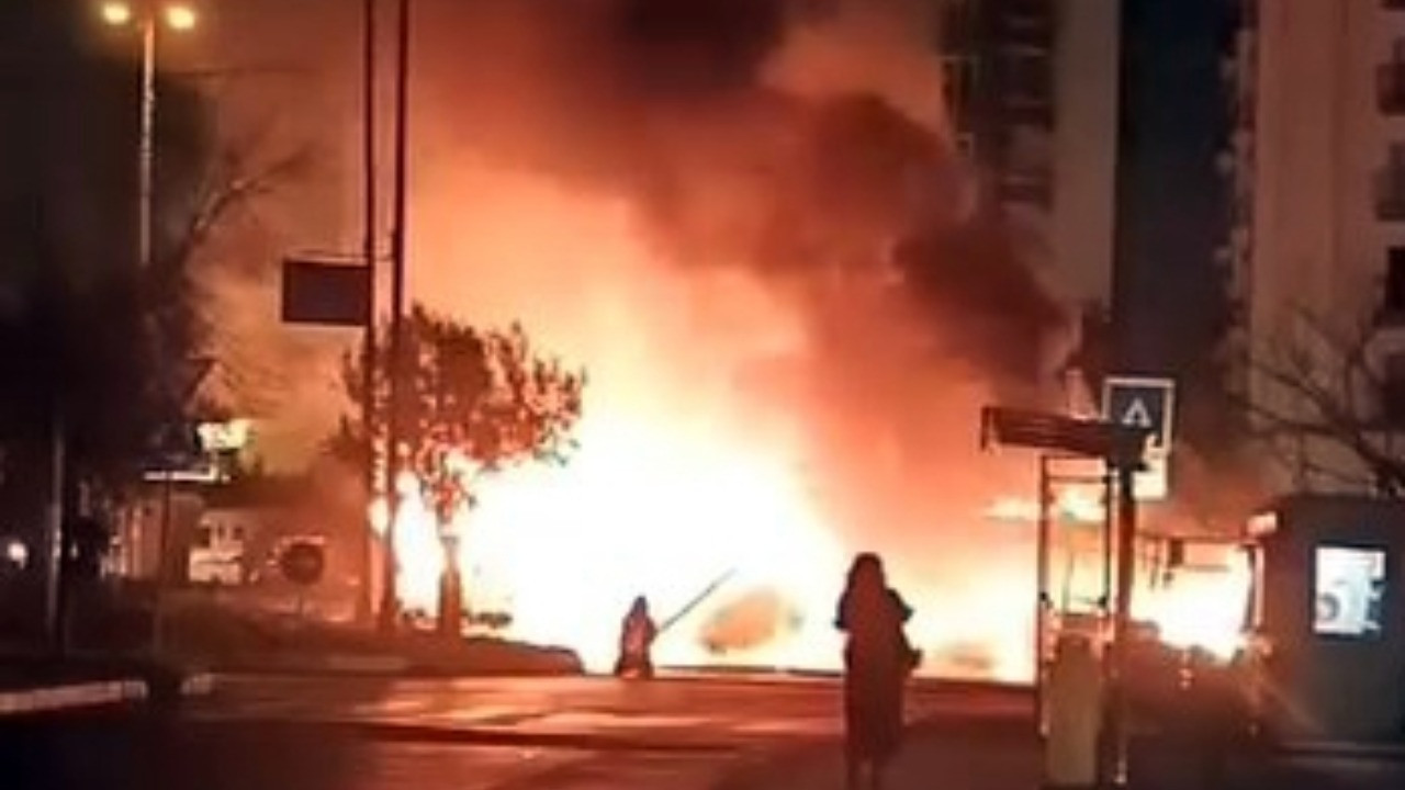 Park halindeki otobüs alev alev yandı