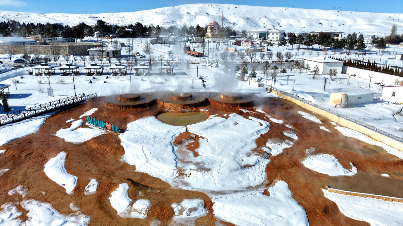 Sıcakla soğuk aynı karede! Sivas’ta doğa kural tanımıyor