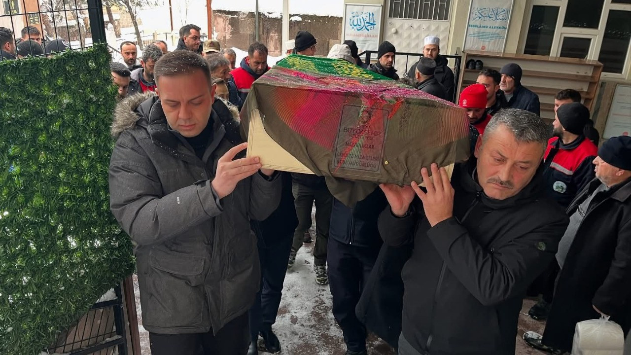 Ailesine ulaşılamayan küçük kızı ilçe protokolü ve vatandaşlar toprağa verdi