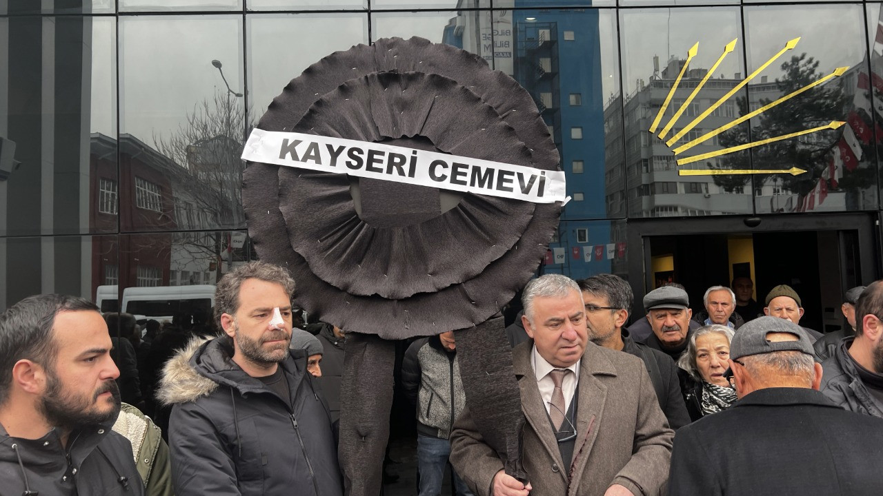 Alevi derneklerinden CHP Kayseri İl Başkanlığı önüne siyah çelenk