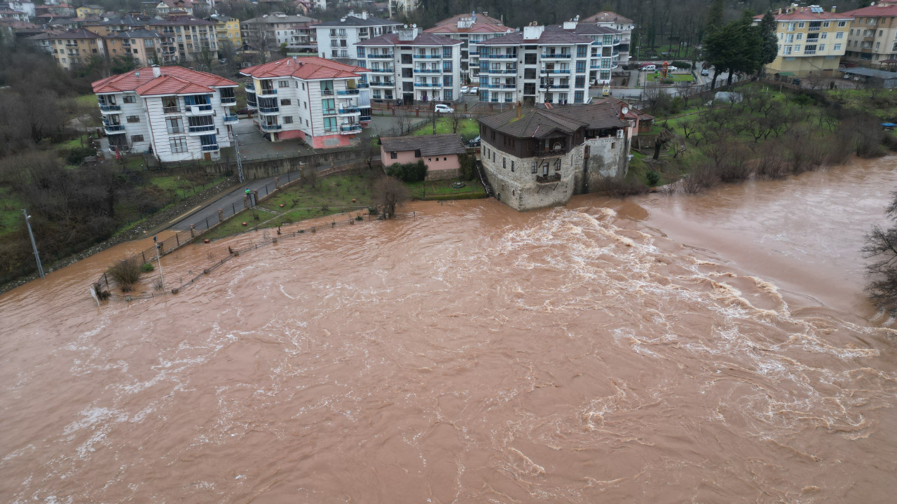 Bartın Irmağı yükseldi: Köprü trafiğe kapatıldı