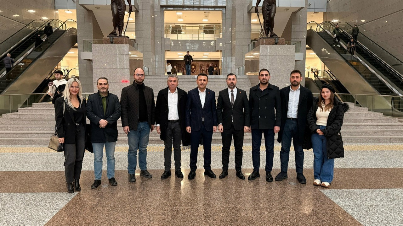 CHP'den AKP'nin afişleri için suç duyurusu