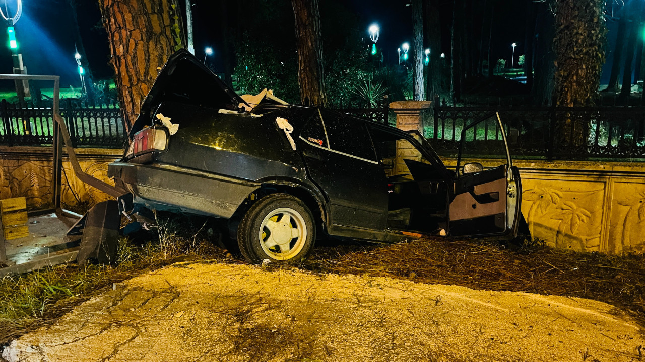 Feci kaza: Otomobil hurda yığınına döndü