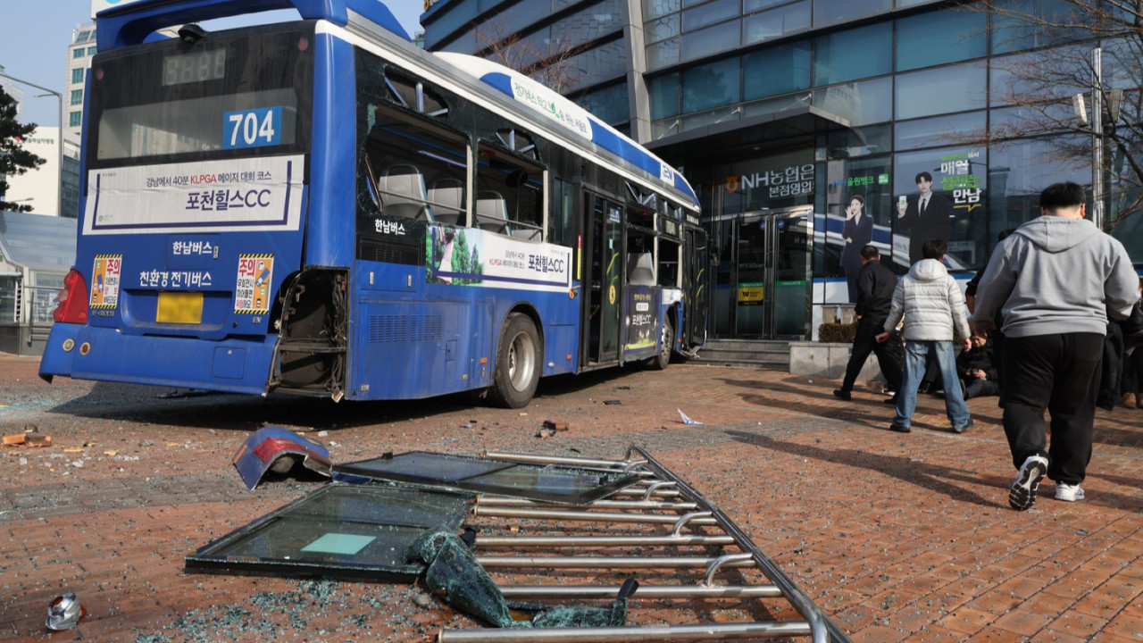 Halk otobüsü binaya çarptı: Çok sayıda yaralı var