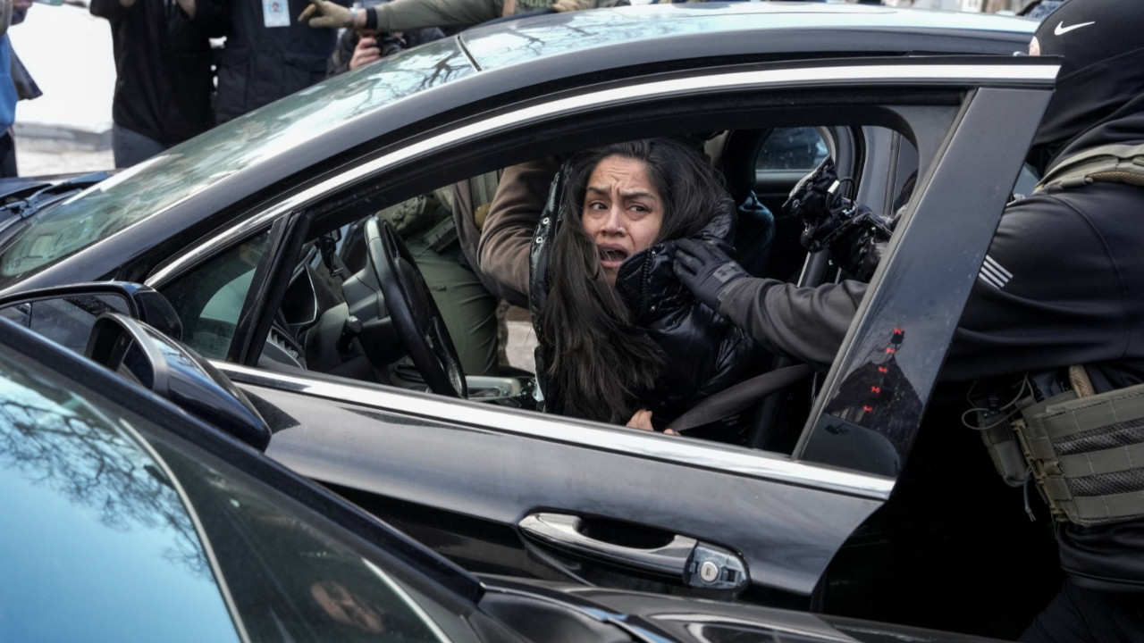 ICE terörü kontrolden çıktı... Kliniğe giden engelli kadını aracından sürükleyip gözaltına aldılar