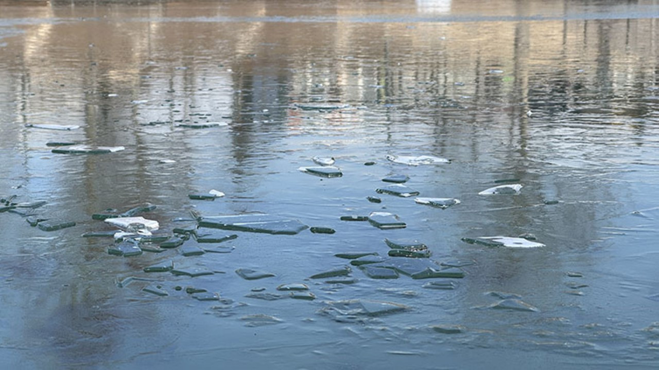 Kaybolan çocuklar buz tutan gölette aranıyor