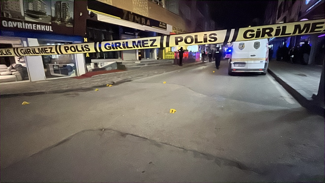 Restorana silahlı saldırı: 20 el ateş edildi