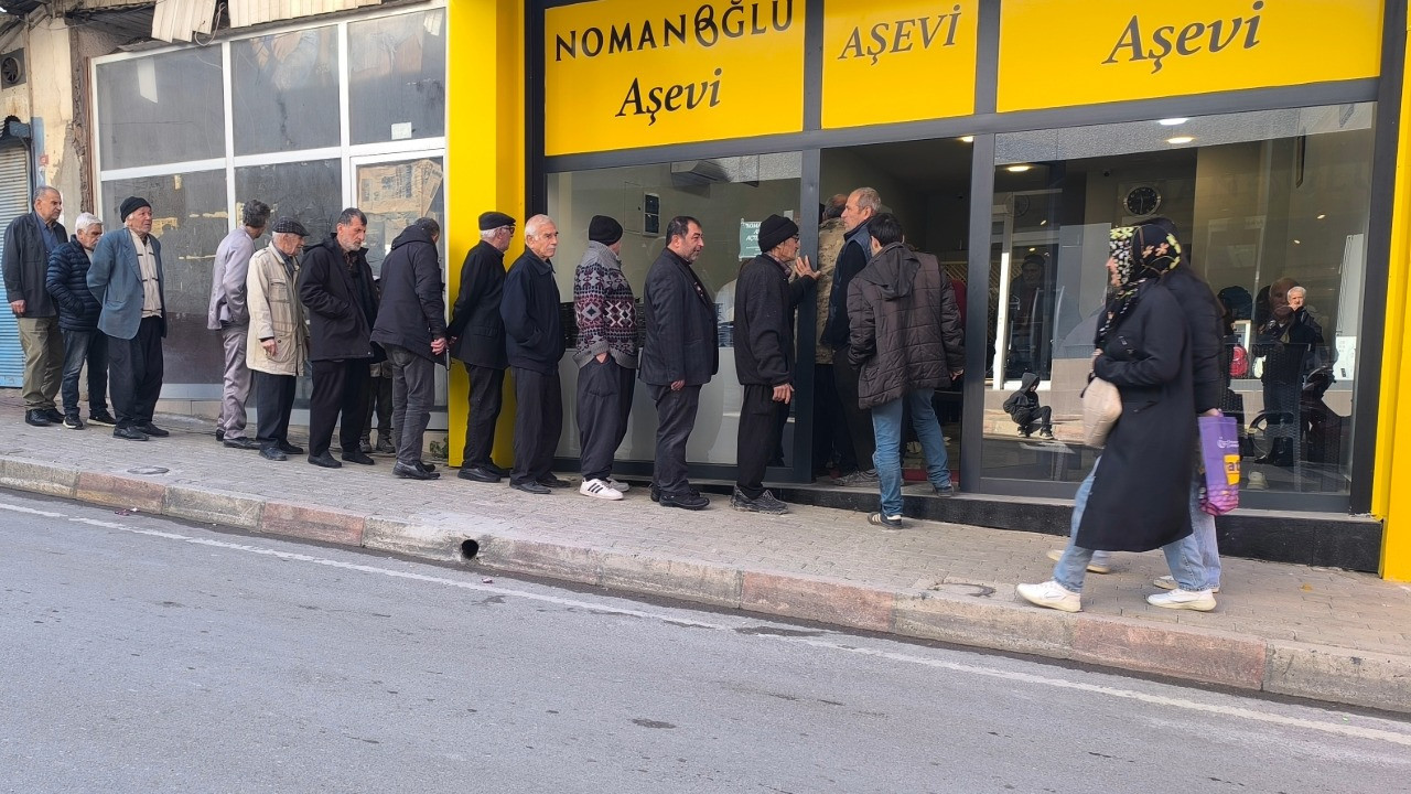 65 yaş aylığıyla geçinemeyen emekliler ücretsiz yemek kuyruğunda