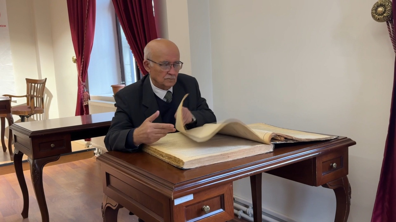 81 yaşında günde 6 saatini kütüphanede geçiriyor