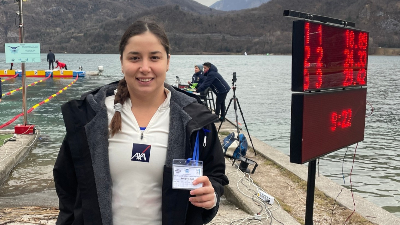 Bengisu Avcı Türkiye rekorunu kırdı: Buz yüzmede tarih yazdı