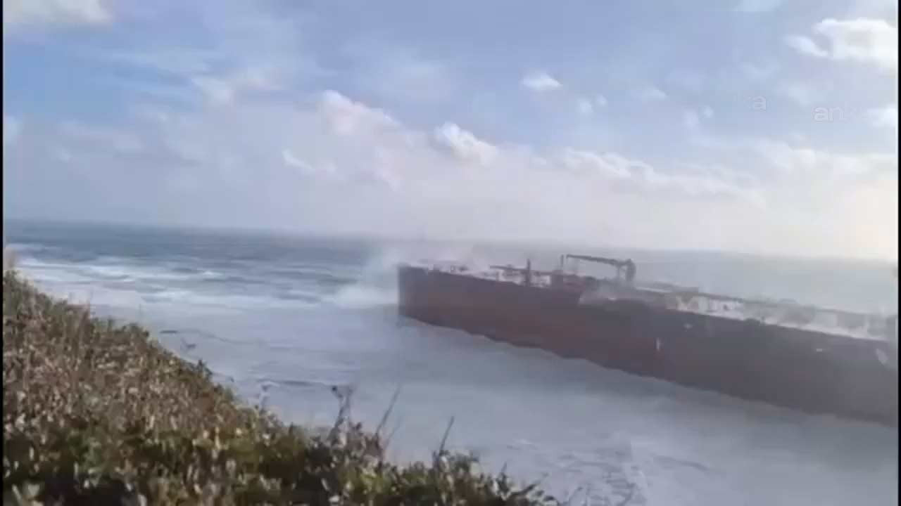 Bozcaada’da karaya oturan 249 metrelik tanker kurtarıldı