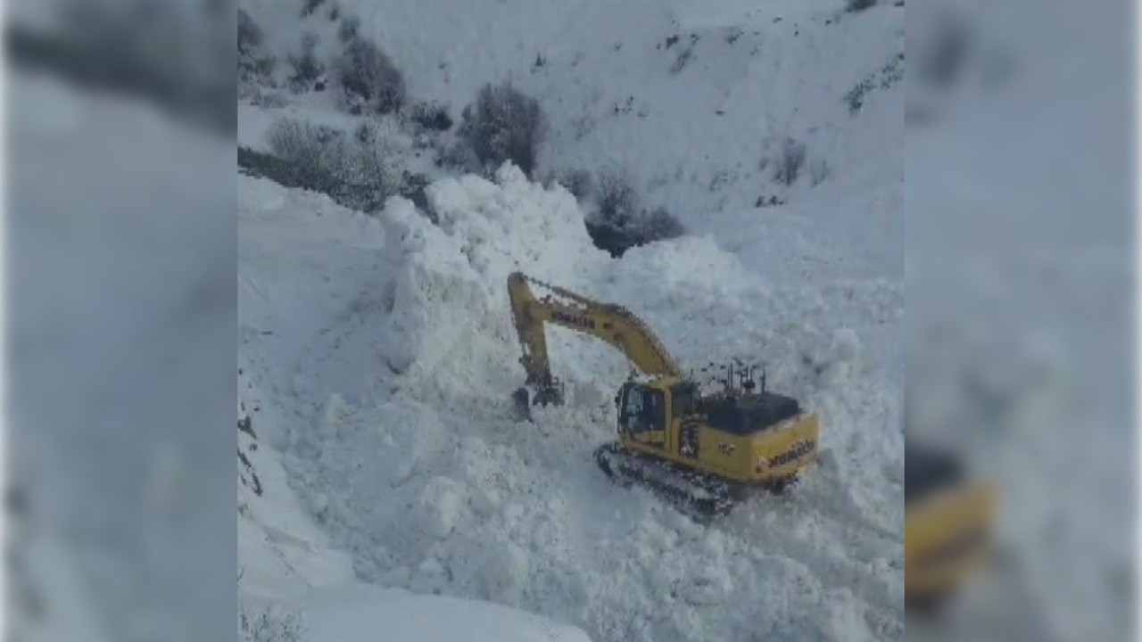 Çığ nedeniyle köy yolu ulaşıma kapandı