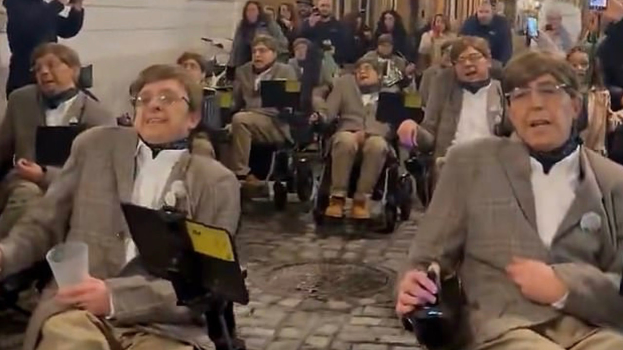 Hepsi Stephen Hawking gibi oldu: Şenlikte andılar