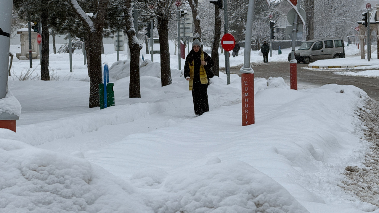 Kar kalınlığı 50 santimi geçti: 637 yerleşim yerine ulaşılamıyor