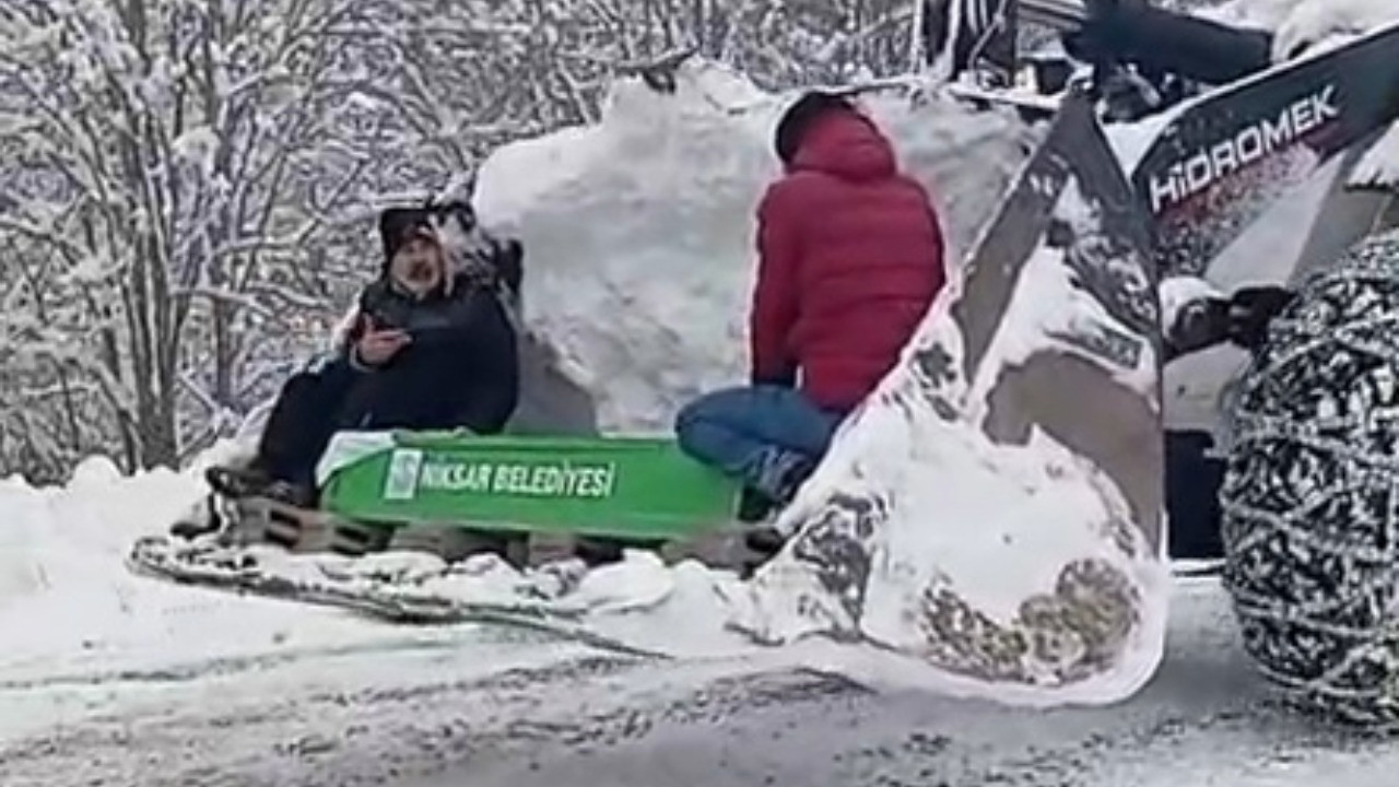 Kardan kapanan yolda cenaze iş makinesinin kepçesinde taşındı