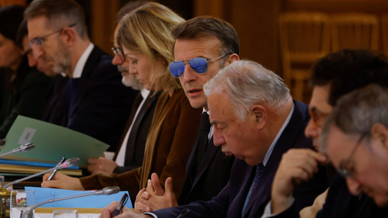 Macron toplantıya güneş gözlüğüyle katıldı