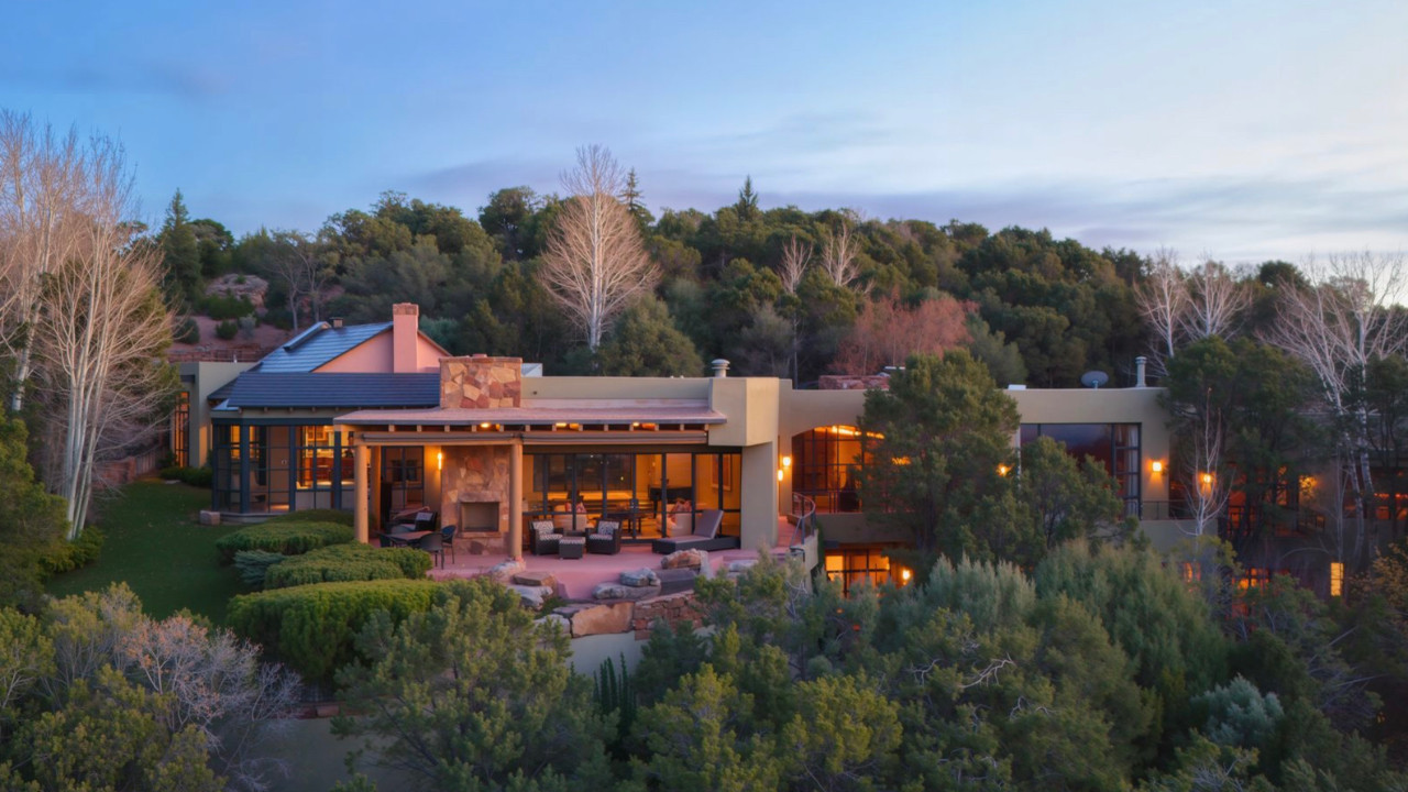 Ünlü çiftin ölü bulunduğu lüks ev satışa çıktı