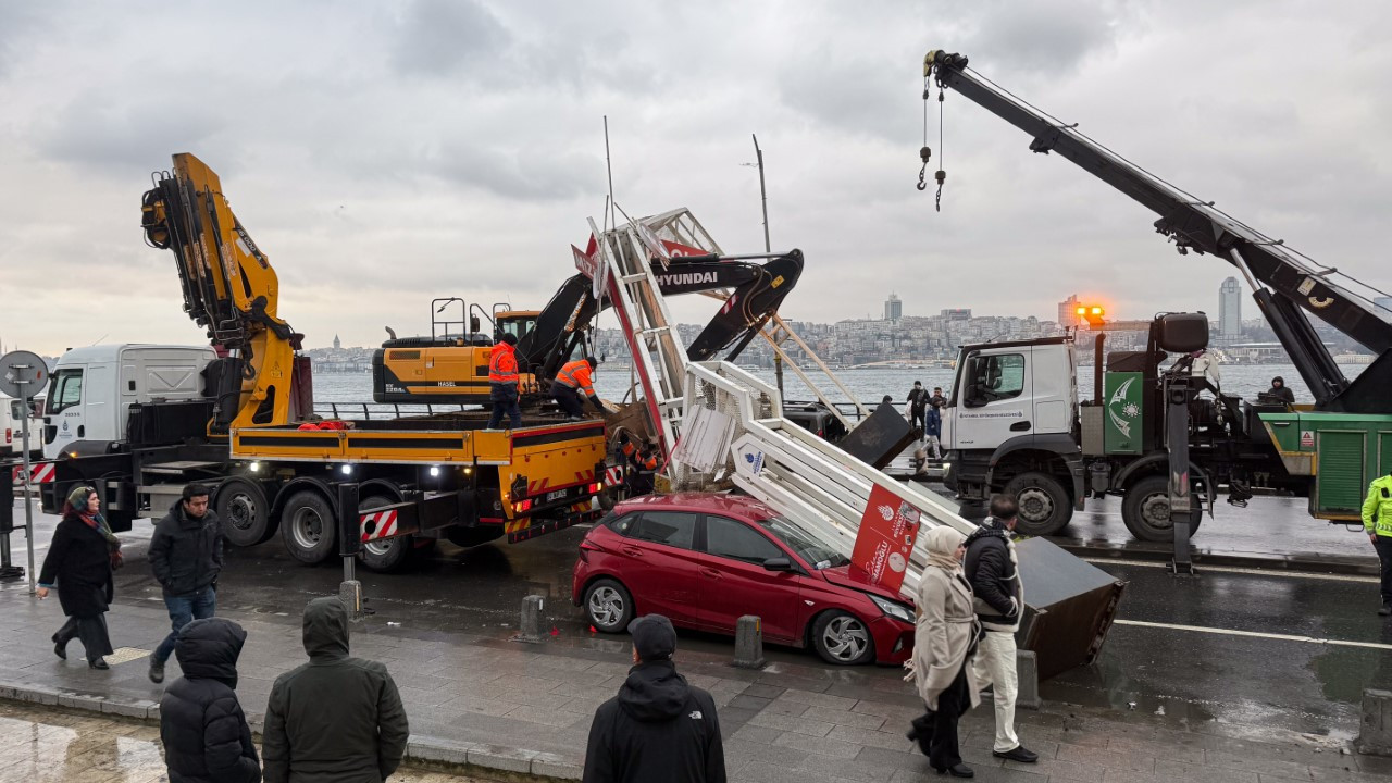 Üsküdar'da kaza: Yol kapandı