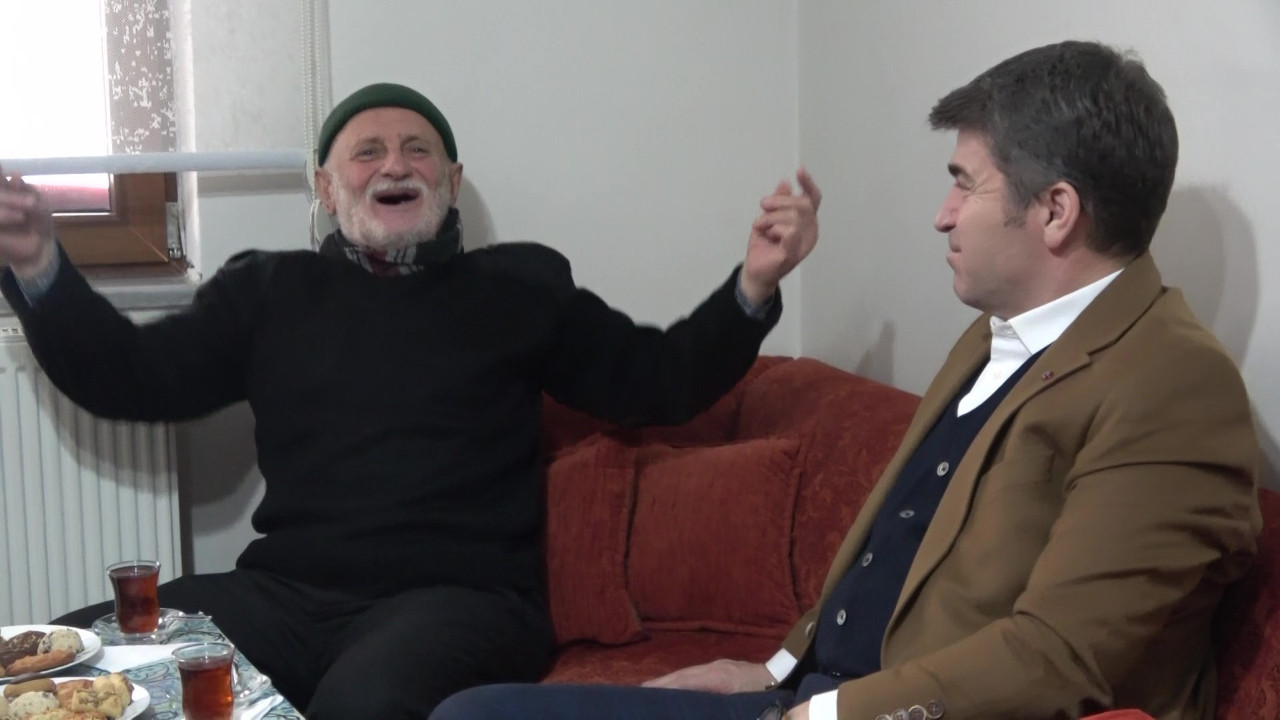 Vali kayıtsız kalamadı, 84 yaşındaki amcaya 4 çuval götürdü