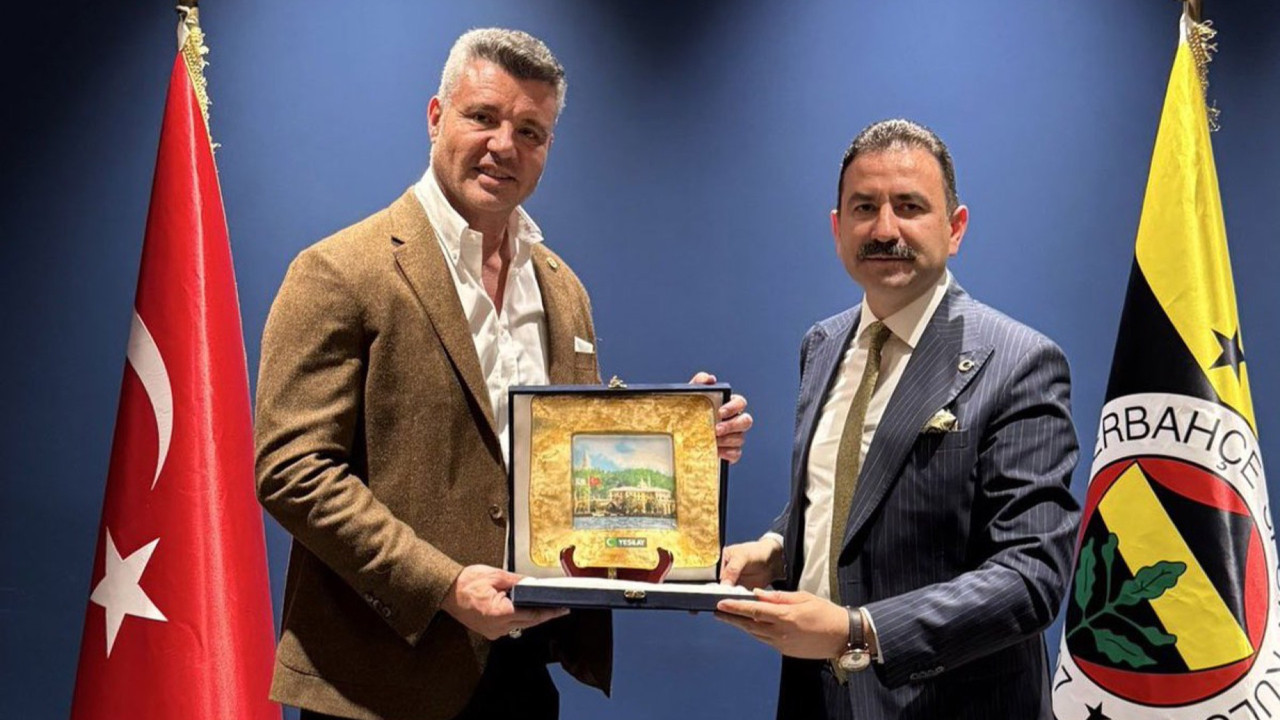 Yeşilay Saadettin Saran'a plaket verdi, sosyal medya karıştı