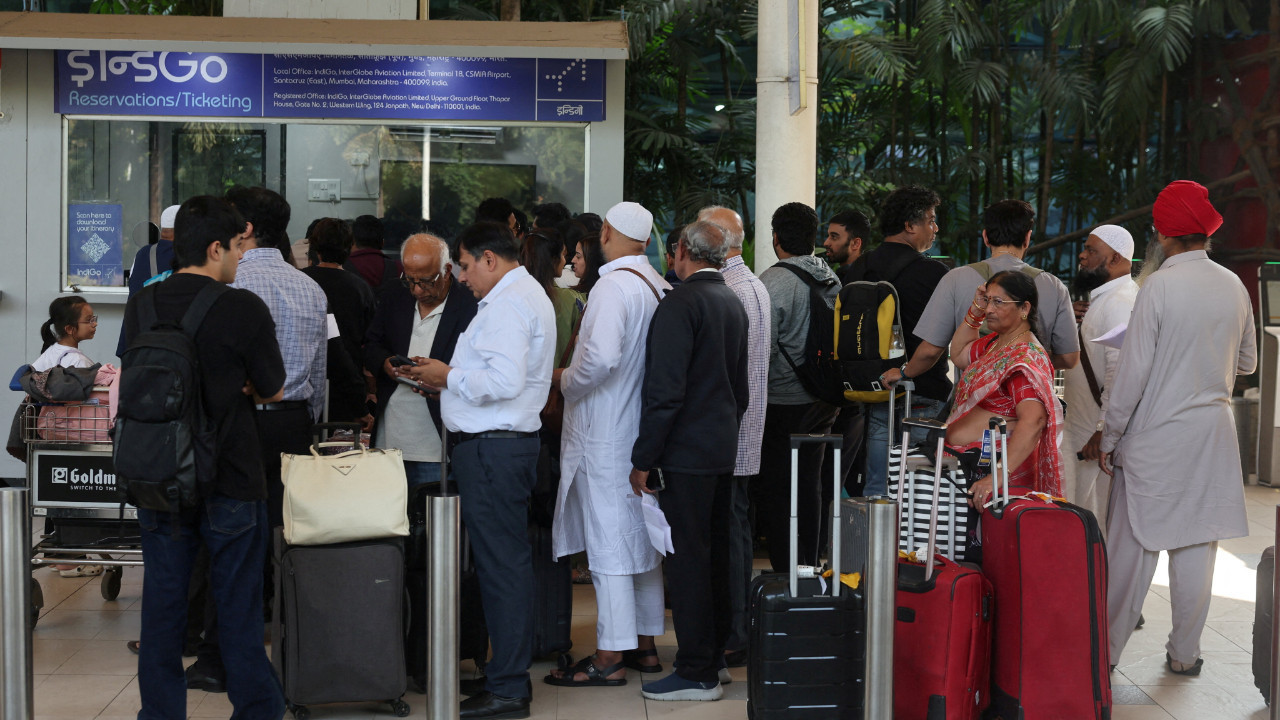 300 binden fazla yolcu mahsur kalmıştı: Hindistan cezayı kesti