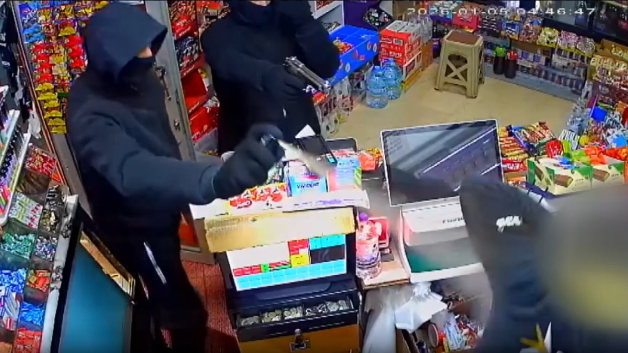 Biber gazıyla büfeyi soydular