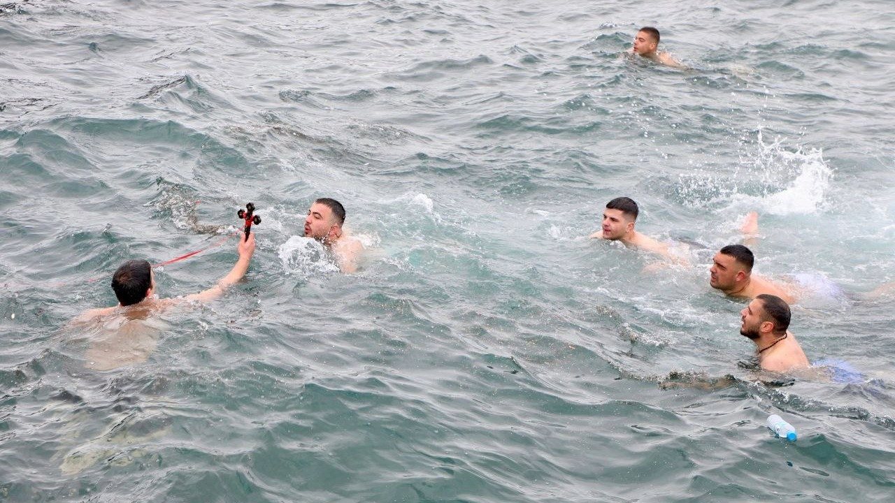Bursa'da denizden haç çıkarma töreni