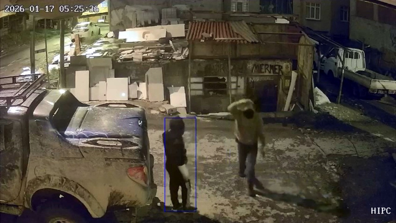 Camdan giren hırsızlar kapıdan kaçtı