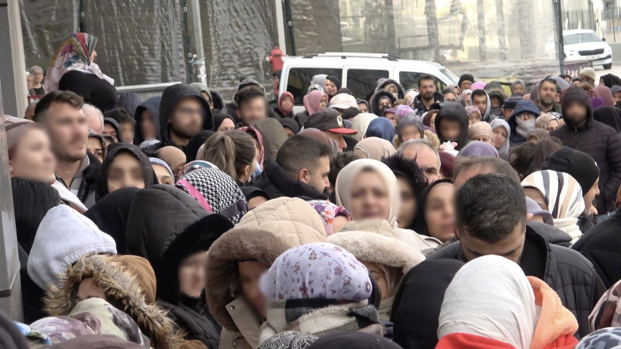 Dondurucu soğukta 100 liralık indirim izdihamı