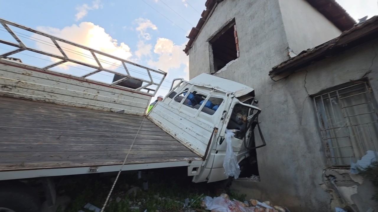 Eve çarpan kamyonun sürücüsü öldü