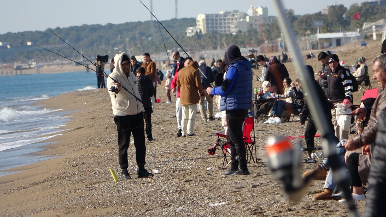 Güneşi görenler sahile koştu