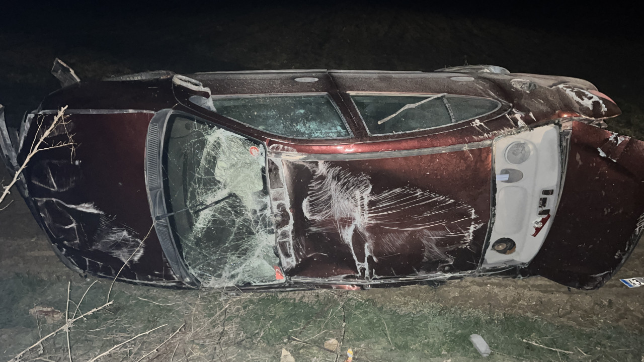 Otomobil tarlaya devrildi, 1 ölü 1 yaralı