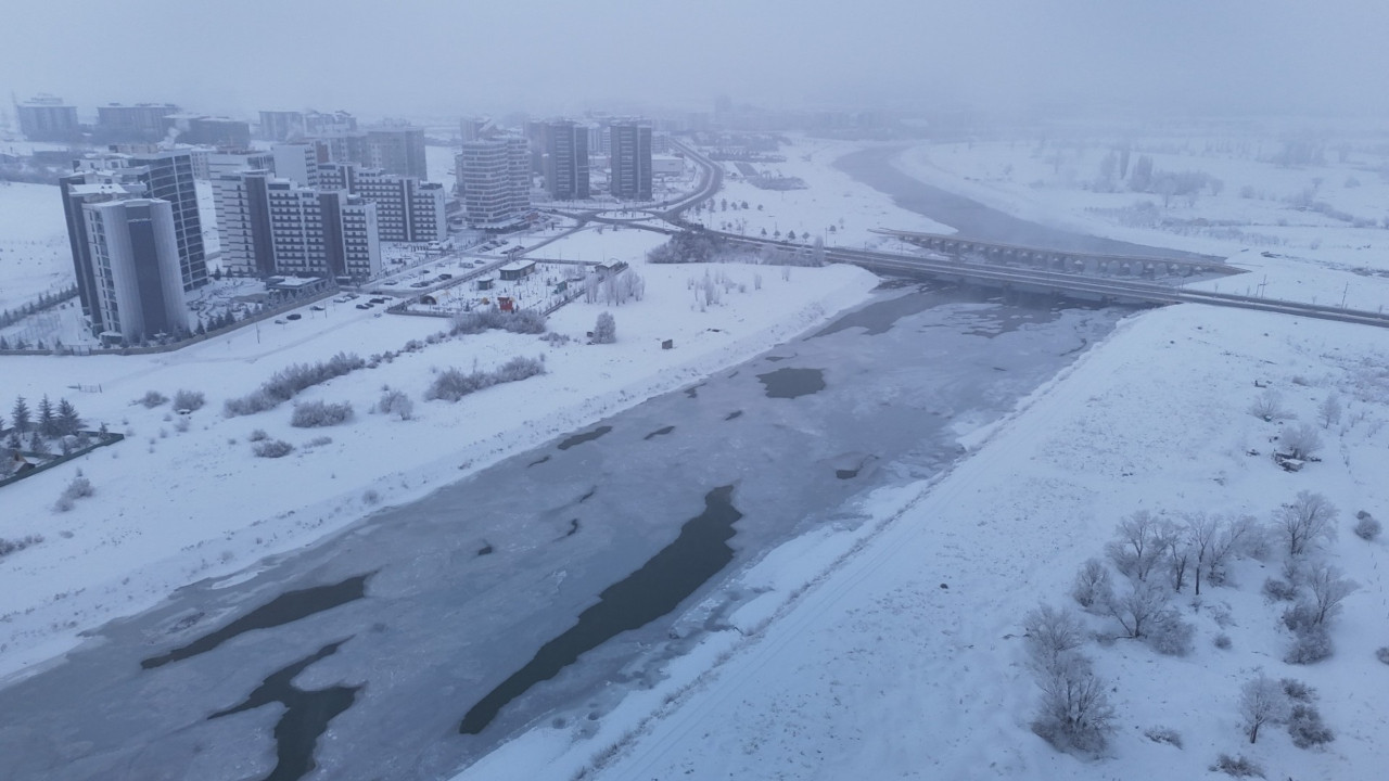 Yakutistan değil Sivas: Eksi 22 dereceyi gördü, şehirde hayat dondu