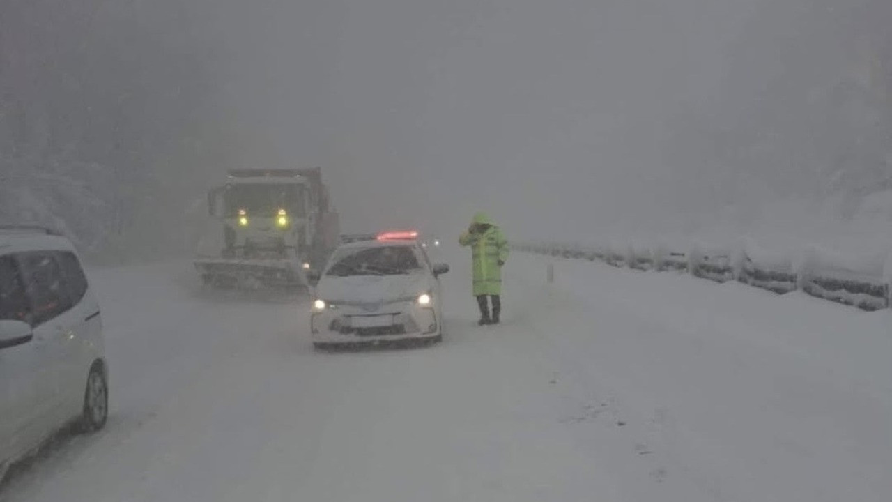 Zonguldak'ta yoğun kar yağışı: 82 köy yolu kapandı