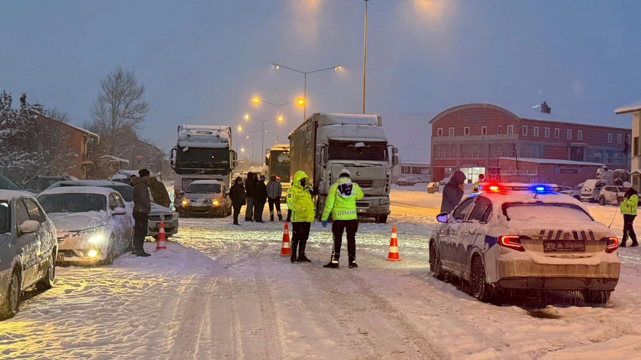 2409 metre rakımlı Kop Dağı geçidi kapandı