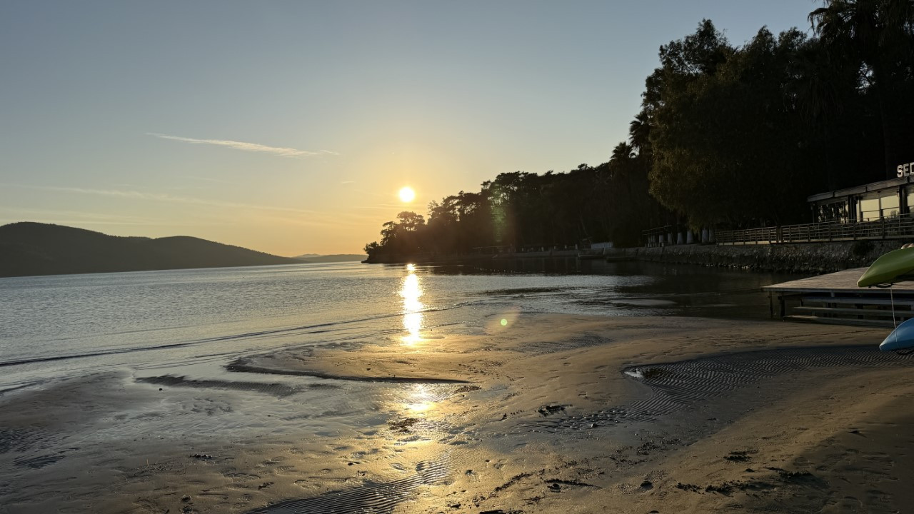 Akyaka’da deniz 10 metre çekildi