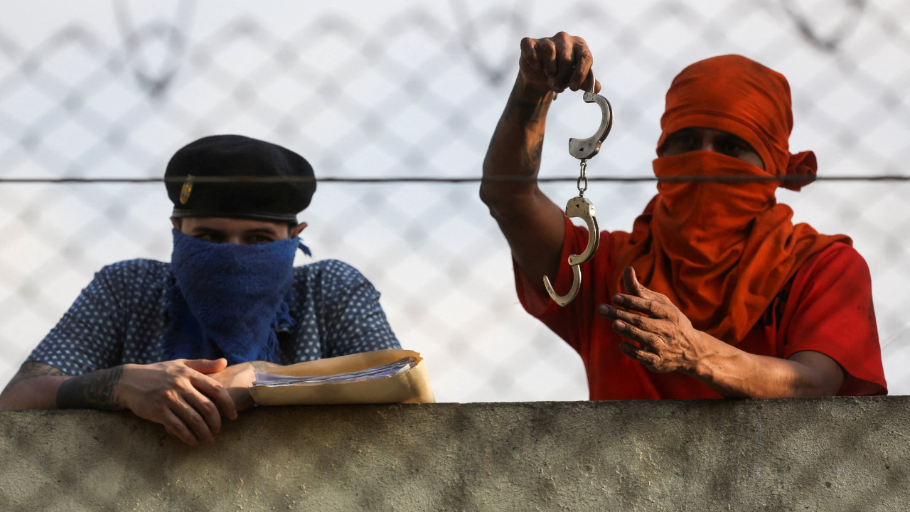 Cezaevi isyanları: 7 polis öldü, 30 günlük sıkıyönetim ilan edildi