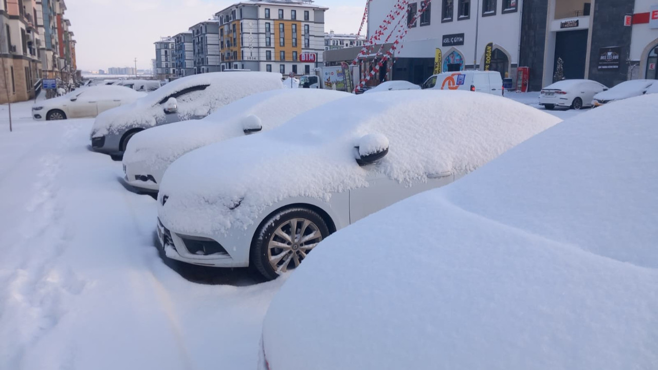 Diyarbakır’da kar yağışı etkili oldu, uçuşlar iptal edildi