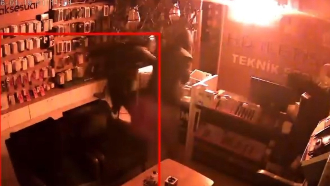 Kaldırım taşıyla dükkanı soydular