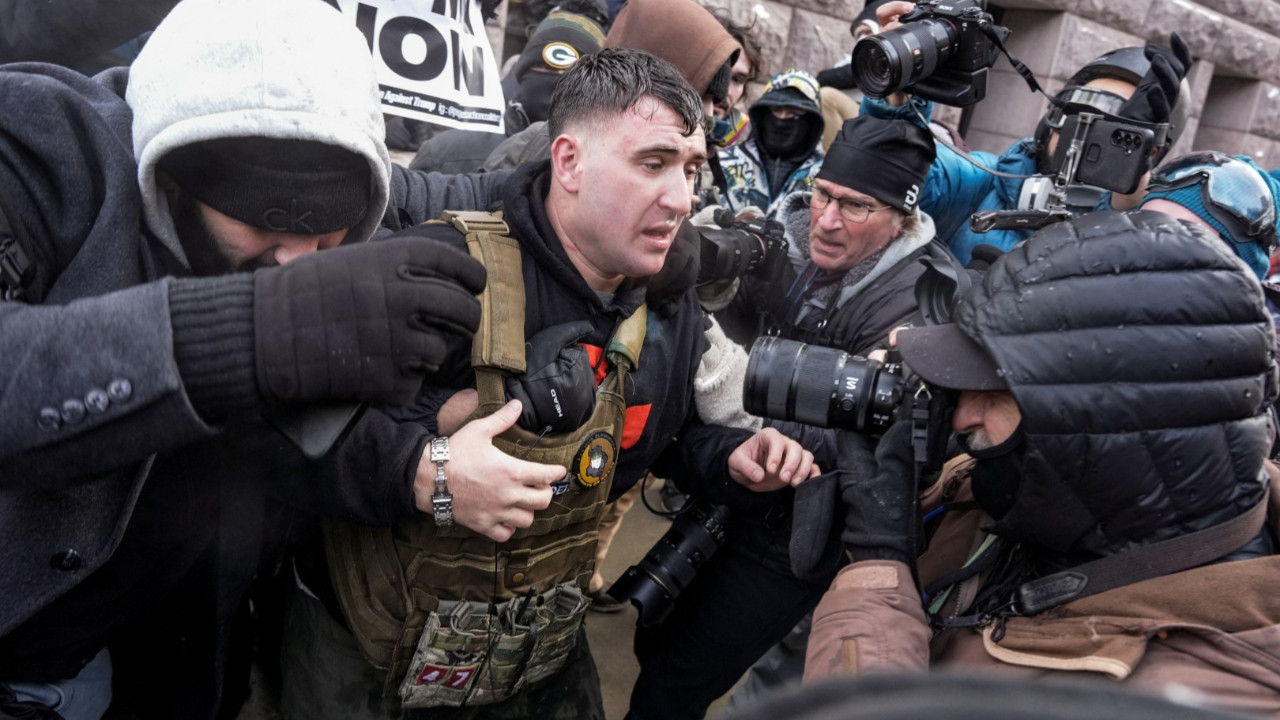 ABD'de tansiyon yüksek: Aşırı sağcı sosyal medya fenomenini gösteriden kovdular