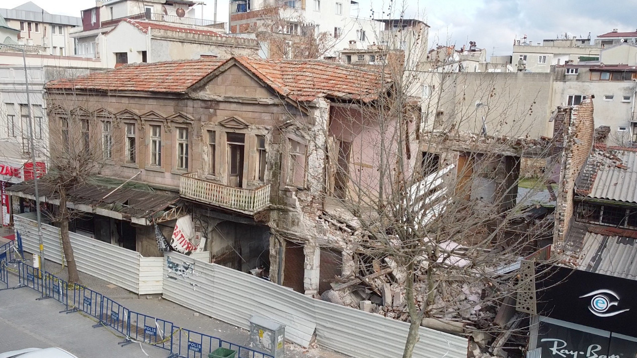 Rüzgar kentin simgesini yıktı